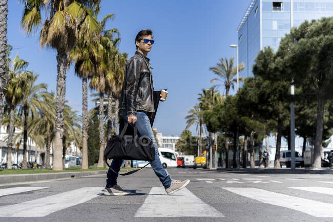 Espagne, Barcelone, homme dans la ville traversant la rue — Photo de stock