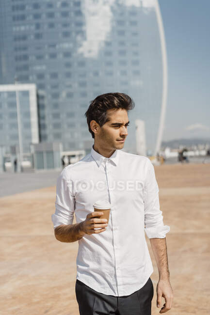 Uomo d'affari con caffè da asporto in città — Foto stock