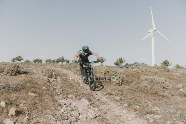 Spagna, Lanzarote, mountain bike in gita nel paesaggio desertico — Foto stock