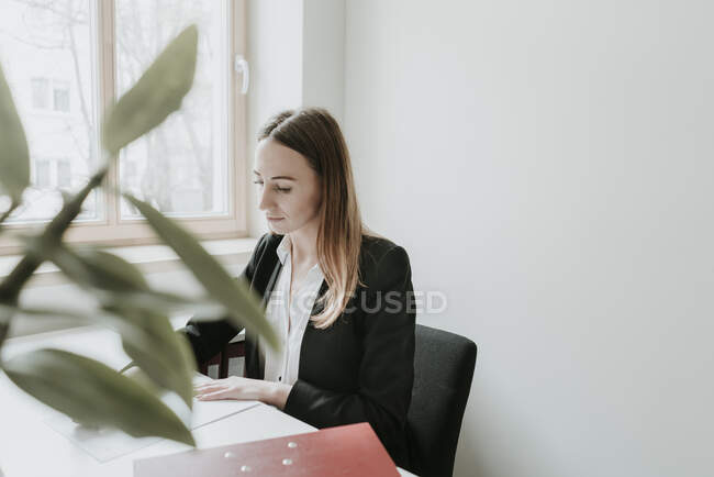 Junge Frau arbeitet am Schreibtisch im Büro — Stockfoto