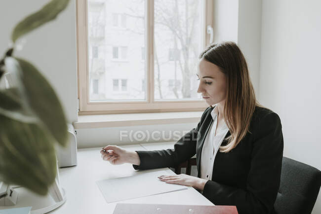 Junge Frau arbeitet am Schreibtisch im Büro — Stockfoto
