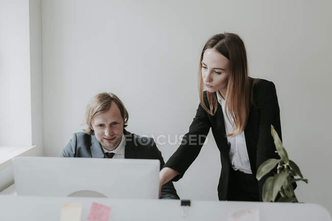 Empresário e mulher trabalhando juntos na mesa no escritório — Fotografia de Stock