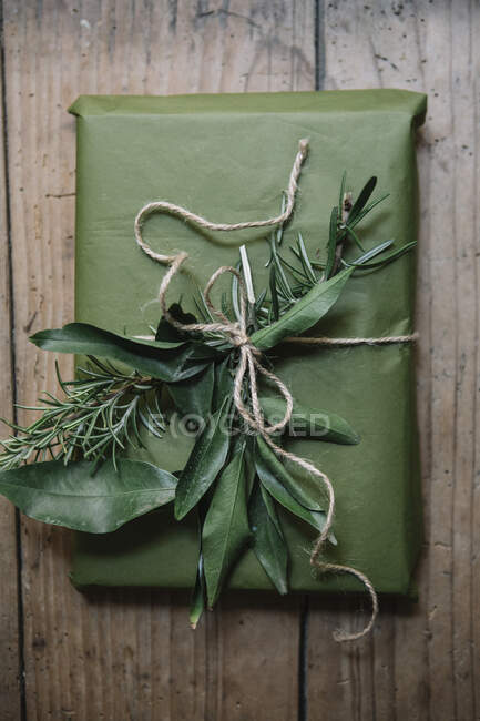 Geschenkpapier mit natürlicher Dekoration — Stockfoto