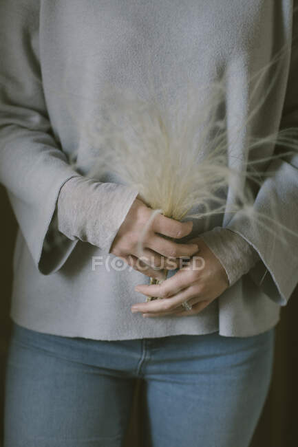 Woman's hands holding grasses — Stock Photo