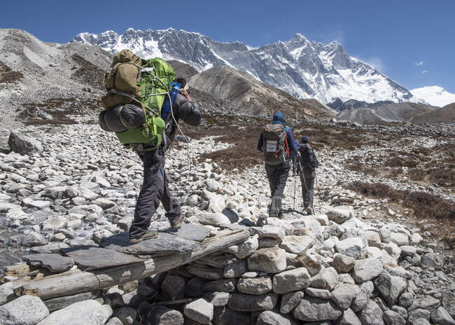 Nepal, Solo Khumbu, Everest, Grupo de montanhistas caminhando em Dingboche — Fotografia de Stock
