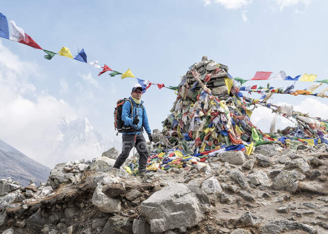 Nepal, Solo Khumbu, Everest, Mountaineer de pie en Thokla Pass - foto de stock