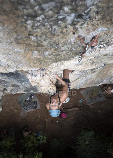 Thailandia, Krabi, Railay Beach, arrampicata femminile in parete rocciosa — Foto stock