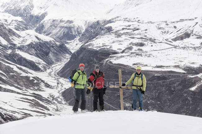 Georgia, Cáucaso, Gudauri, mirón en la cruz de la cumbre en una excursión de esquí al Monasterio Lomisi - foto de stock