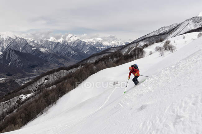 Джорджія, Кавказ, Гудаурі, людина на лижному екскурсії вниз по схилу. — стокове фото