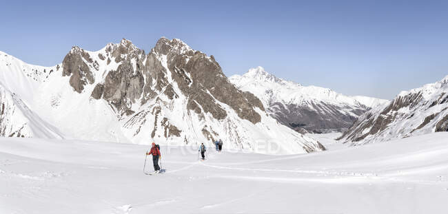 Georgia, Caucasus, Gudauri, people on a ski tour — Stock Photo