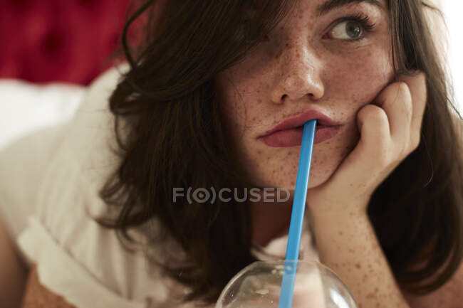 Retrato de adolescente entediada deitada na cama com refrigerante — Fotografia de Stock