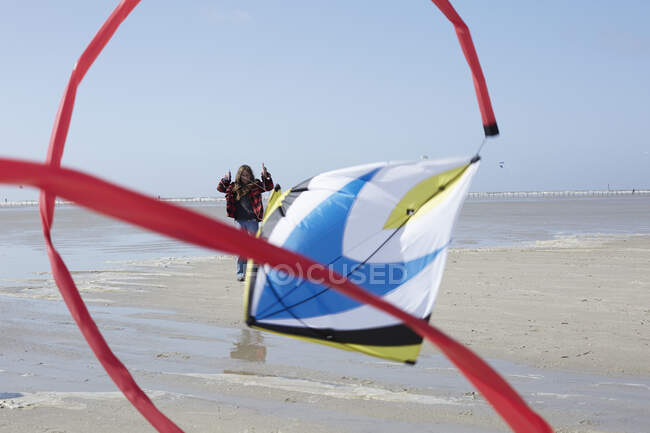 Alemanha, St Peter-Ording, menina voando pipa na praia — Fotografia de Stock