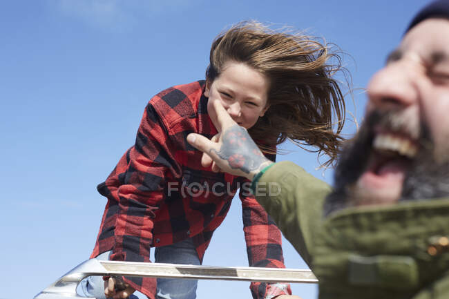 Padre spensierato divertirsi con sua figlia sotto il cielo blu — Foto stock