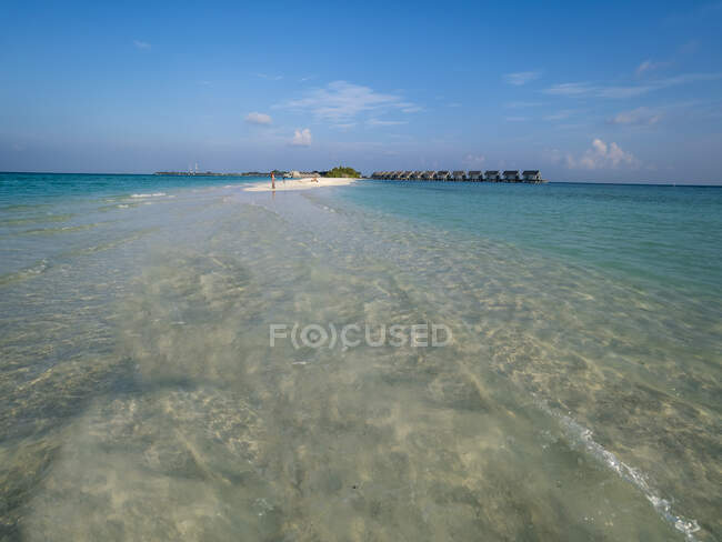 Maledives, Atoll Ross, bungalows aquatiques à la plage — Photo de stock