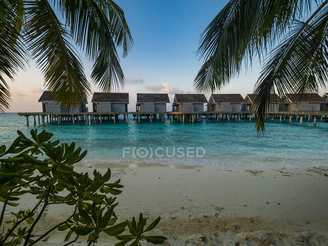 Maledives, Ross Atoll, water bungalows at the beach in the evening — Stock Photo