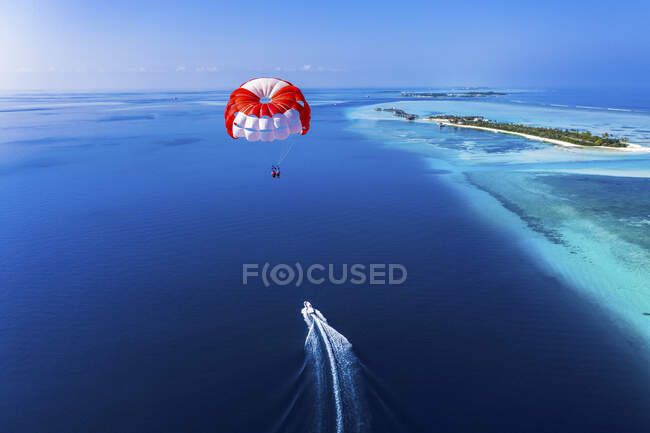 Маледив, атолл Южный Мале, полет на параплане вдоль атолла, вид с воздуха — стоковое фото