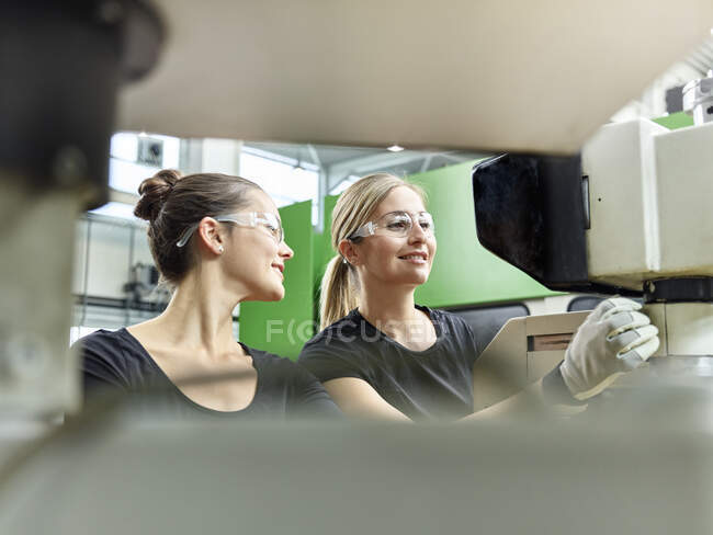 Дві жінки працюють на машині. — стокове фото