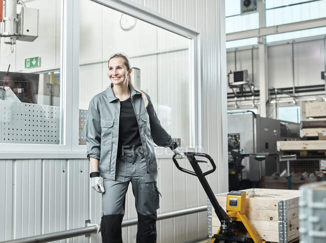 Industry, woman using pallet jack — Stock Photo