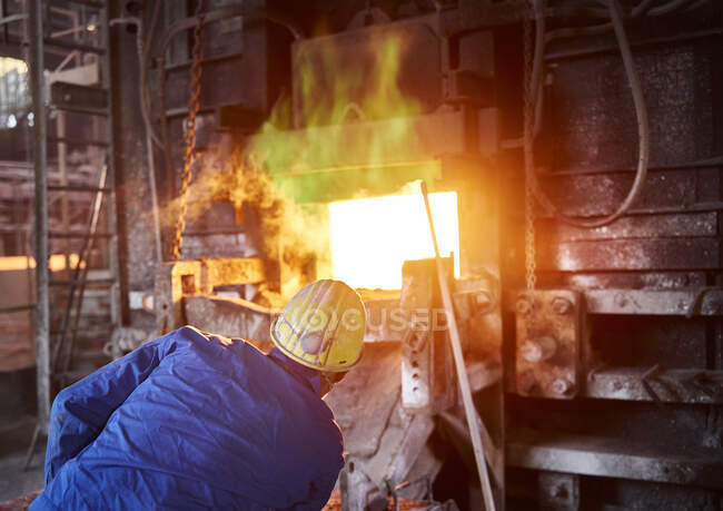 Industry, Smeltery: Worker checking blast furnace for fractures — Stock Photo