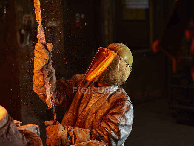 Industry, worker at furnace during melting copper, wearing a fire proximity suit — Stock Photo
