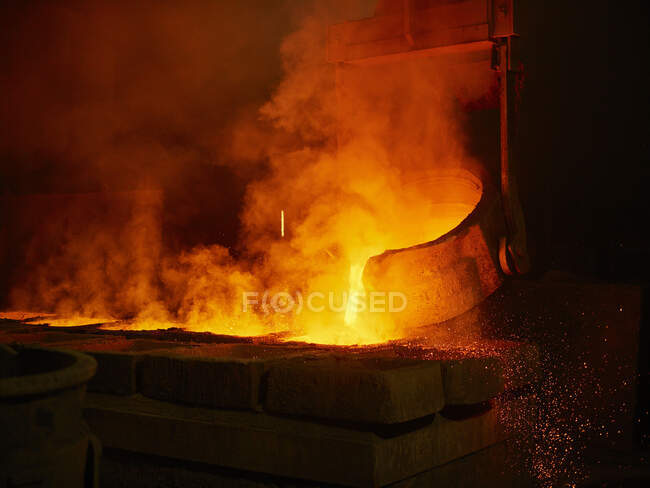 Liquid copper is filled into casting moulds — Stock Photo