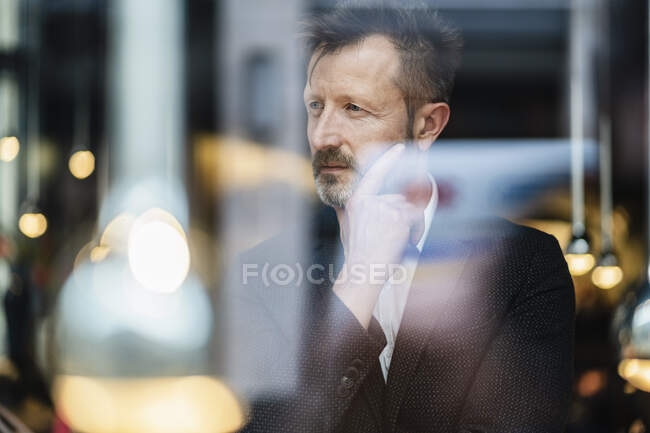 Портрет задумчивого бизнесмена за стеклом — стоковое фото