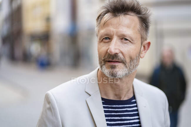 Retrato de hombre maduro con barba gris - foto de stock
