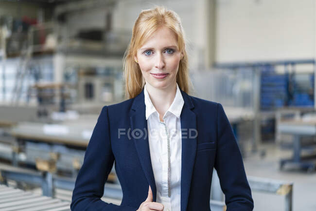 Porträt einer selbstbewussten Geschäftsfrau in der Fabrik — Stockfoto