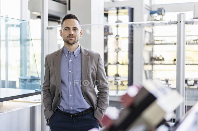Retrato de empresario confiado en una fábrica moderna - foto de stock