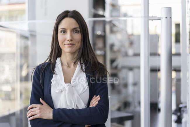 Retrato de una mujer de negocios sonriente en una fábrica moderna - foto de stock