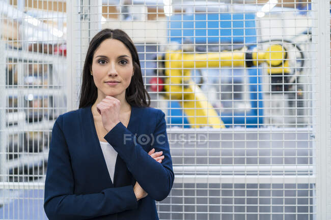 Портрет уверенной предпринимательницы на современном заводе — стоковое фото