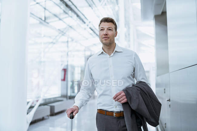 Empresario con equipaje en el aeropuerto — Stock Photo