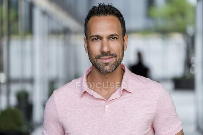 Portrait of confident man in the city — Stock Photo