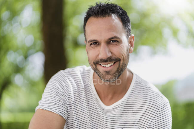 Ritratto di uomo sorridente in un parco — Foto stock