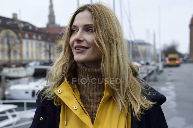 Данія, Копенгаген, портрет щасливої жінки в міській гавані. — Stock Photo