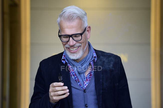 Portrait d'un homme mûr, cigarette électronique fumeur — Photo de stock