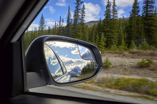 Canadá, Alberta, Jasper National Park, Banff National Park, Icefields Parkway, paisagem vista através da janela do carro — Fotografia de Stock