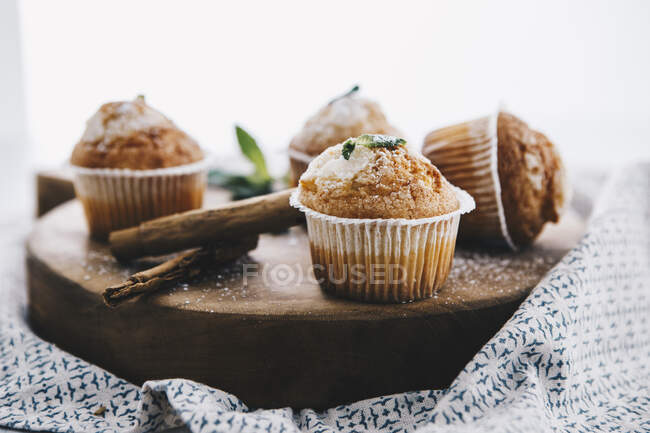 Muffins caseiros com canela e hortelã em tábua de madeira — Fotografia de Stock