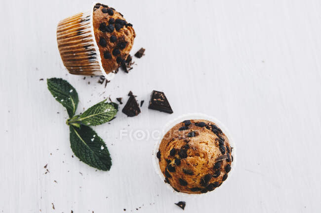 Deux muffins maison aux pépites de chocolat — Photo de stock