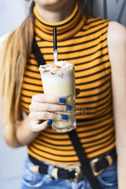 Gros plan de l'adolescente qui boit un milk-shake — Photo de stock