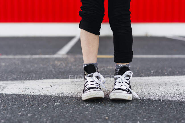 Mädchen mit hochgekrempeltem Hosenbein, Teilansicht — Stockfoto