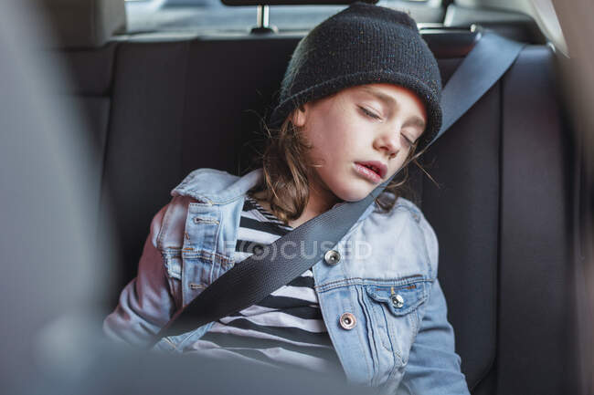 Ritratto di bambina addormentata sul sedile posteriore di un'auto — Foto stock