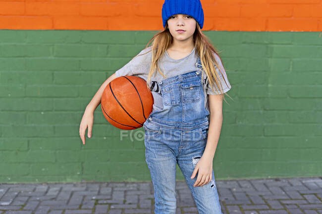 Giovane ragazza con pallacanestro — Foto stock