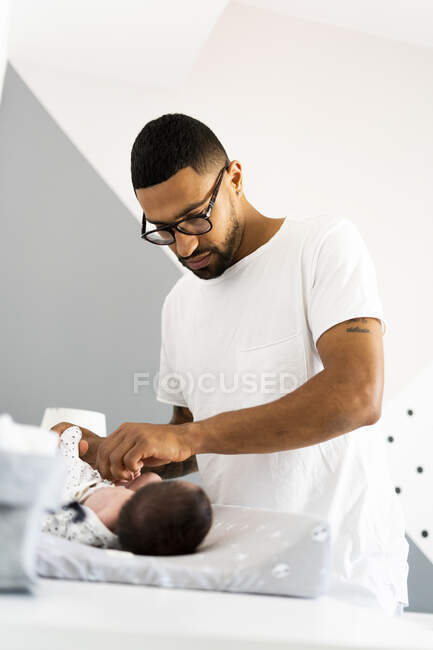 Батько міняє памперс своєї новонародженої дитини — стокове фото