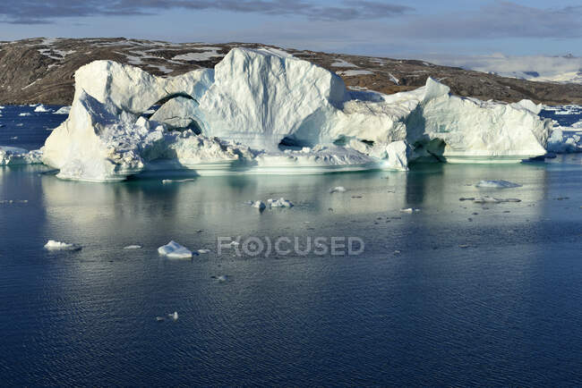 Groenlandia, Groenlandia Oriental, Johan Petersens Fjord, Iceberg drifting - foto de stock