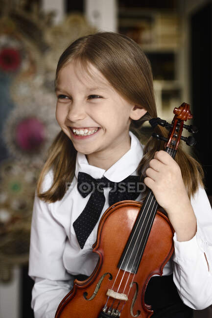 Ritratto di una ragazza felice con un violino a casa — Foto stock