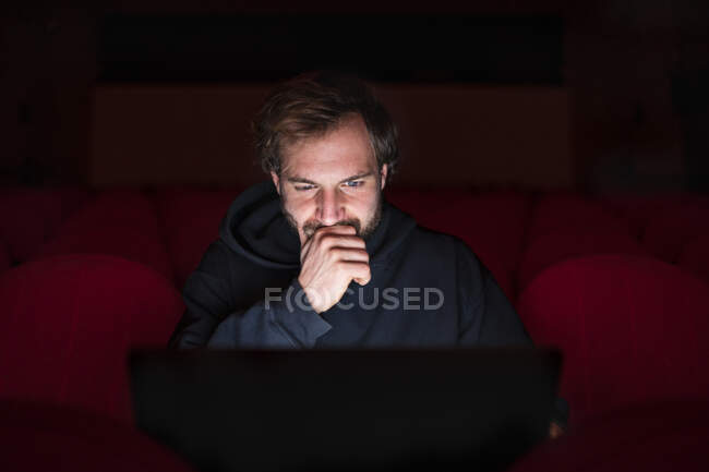 Ritratto del regista seduto a — Foto stock