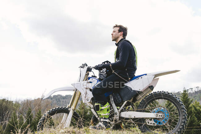 Ritratto del pilota di motocross sul circuito — Foto stock