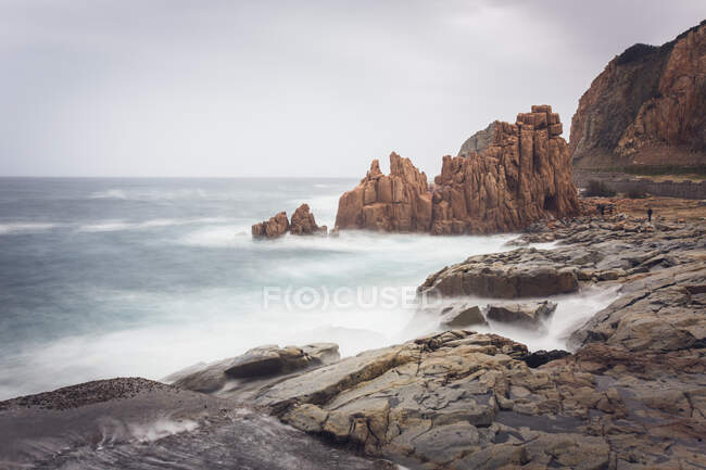 Italie, Sardaigne, Tortoli, Arbatax, roches dans le surf — Photo de stock