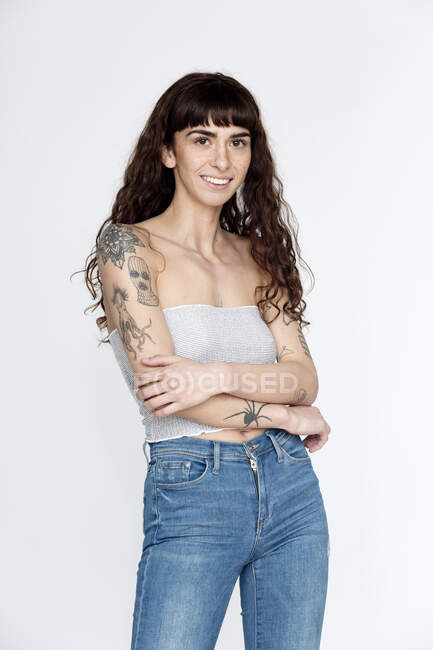 Retrato de uma jovem tatuada — Fotografia de Stock